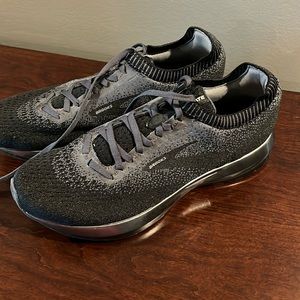 Brooks women’s Levitate 2 sneaker size 10